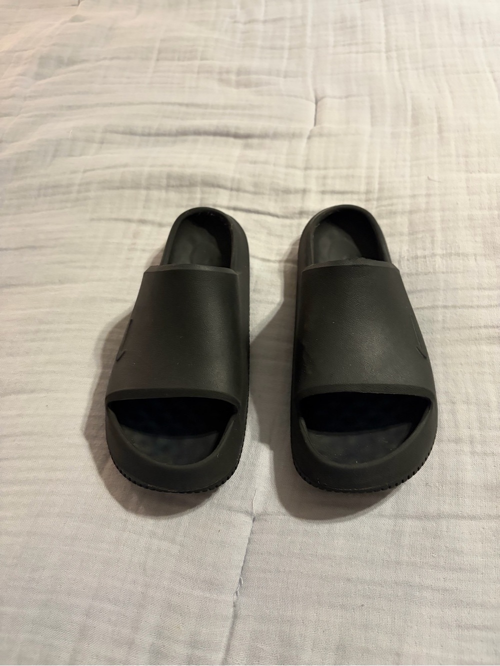 Nike Youth Calm Slides - Black - size 7 Like New